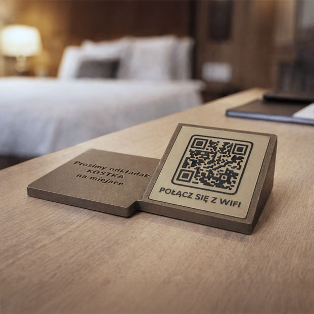 Podkładka Wi-Fi z kodem QR w pokoju hotelowym